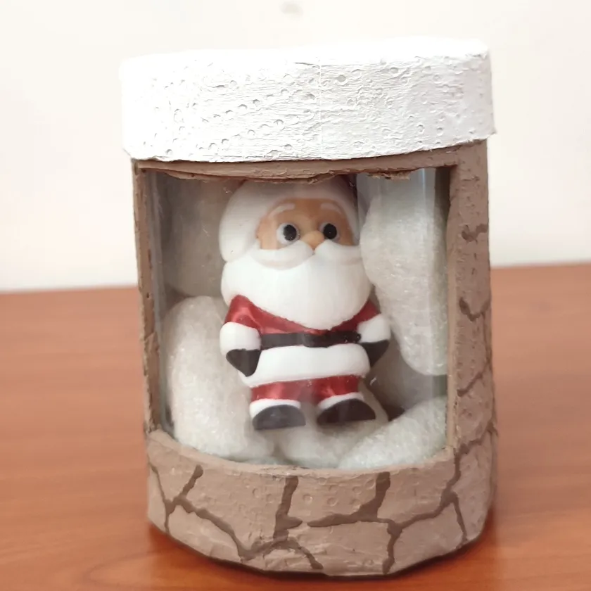 Mini Santa Multicolor (Con Casa) - 1 Pieza | 6 cm | Con caja